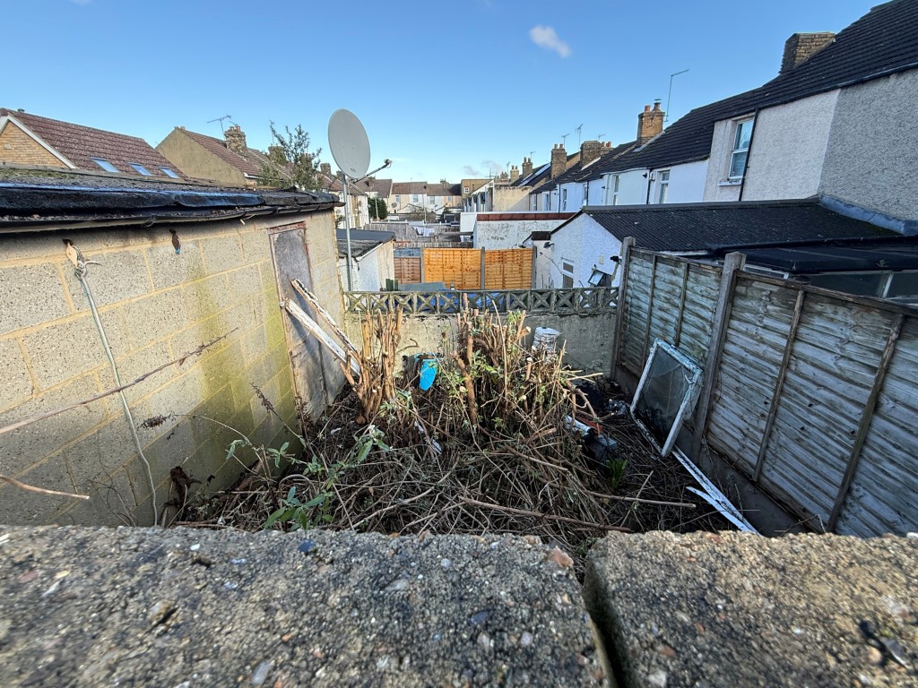 Lot: 4 - DETACHED GARAGE AND ADJACENT LAND - Land to side